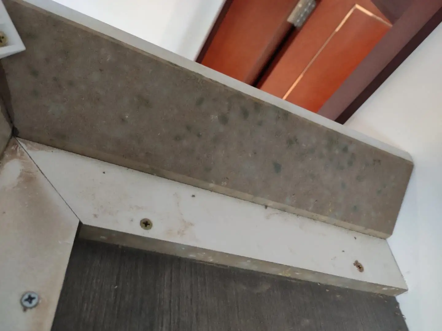 佛山龙江布艺沙发扶手霉变案例-软体家具厂防霉前实拍