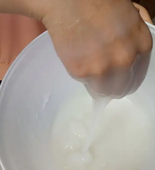 配料段实拍：在料桶中搅拌白色胶体，使防霉剂分散均匀