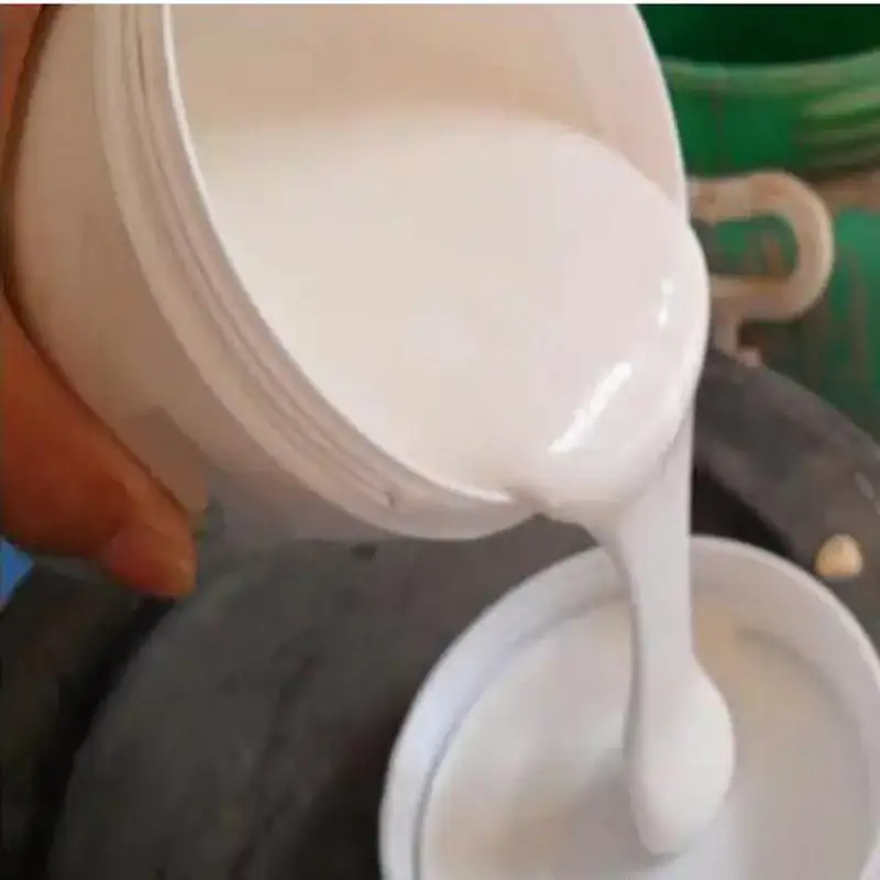 胶水厂车间实拍：白色水性胶从包装桶中倒出
