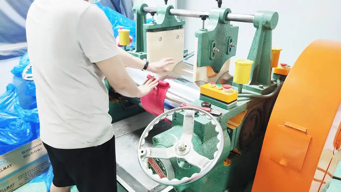 硅胶开炼机混炼工序现场操作