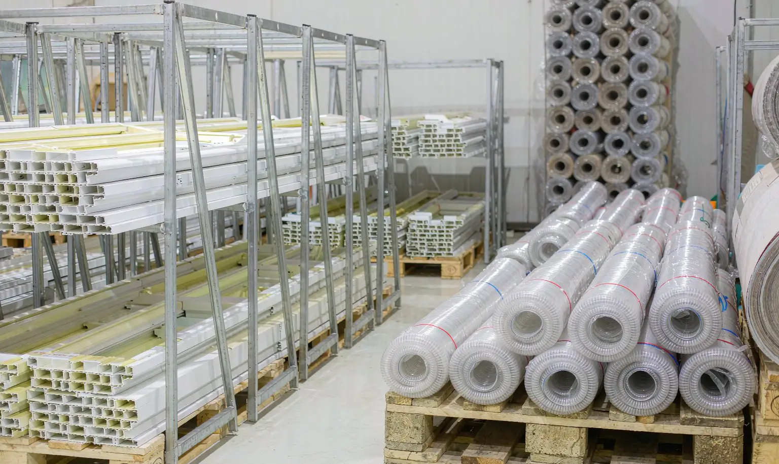 PVC 型材与软管成品仓库堆放场景