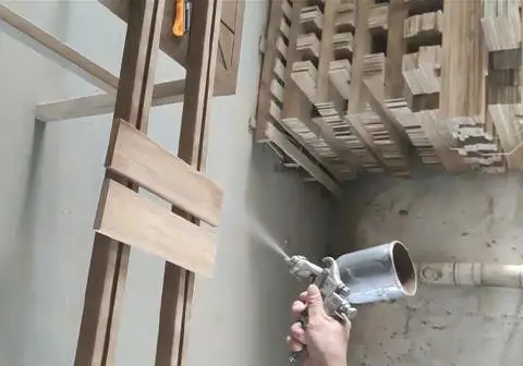 木工车间喷枪对木板材做防霉喷涂作业