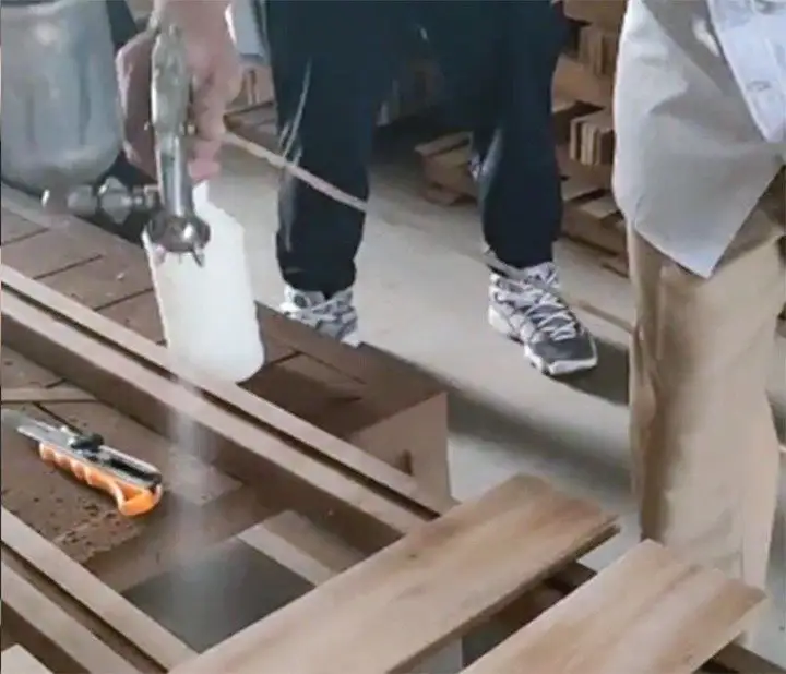 木质玩具半成品喷涂:水性防霉剂涂装车间作业