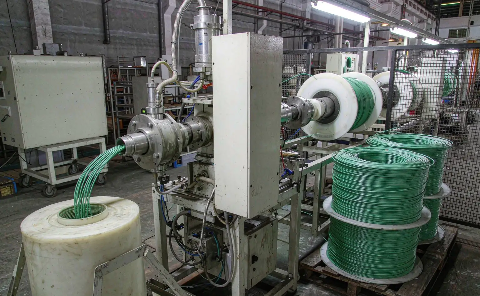 PVC 圣诞树枝条挤出生产线：深绿色型材挤出后收卷待绕枝