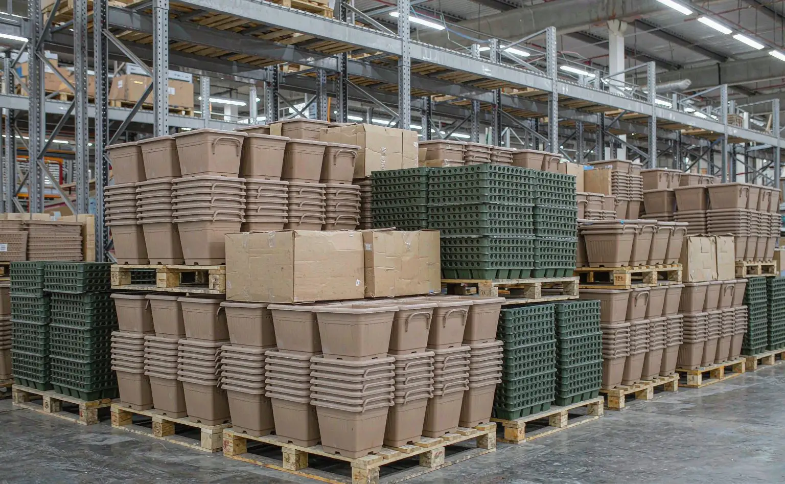园艺用品成品仓库堆码:种植盆与育苗盘按垛码放待出货