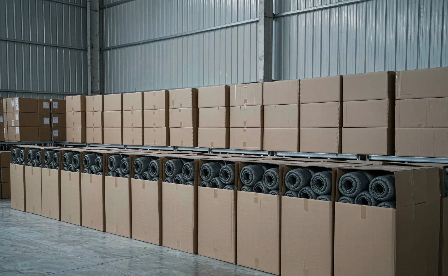 睡袋成品仓压缩收纳:装袋压缩后的成品睡袋按垛码放待出货