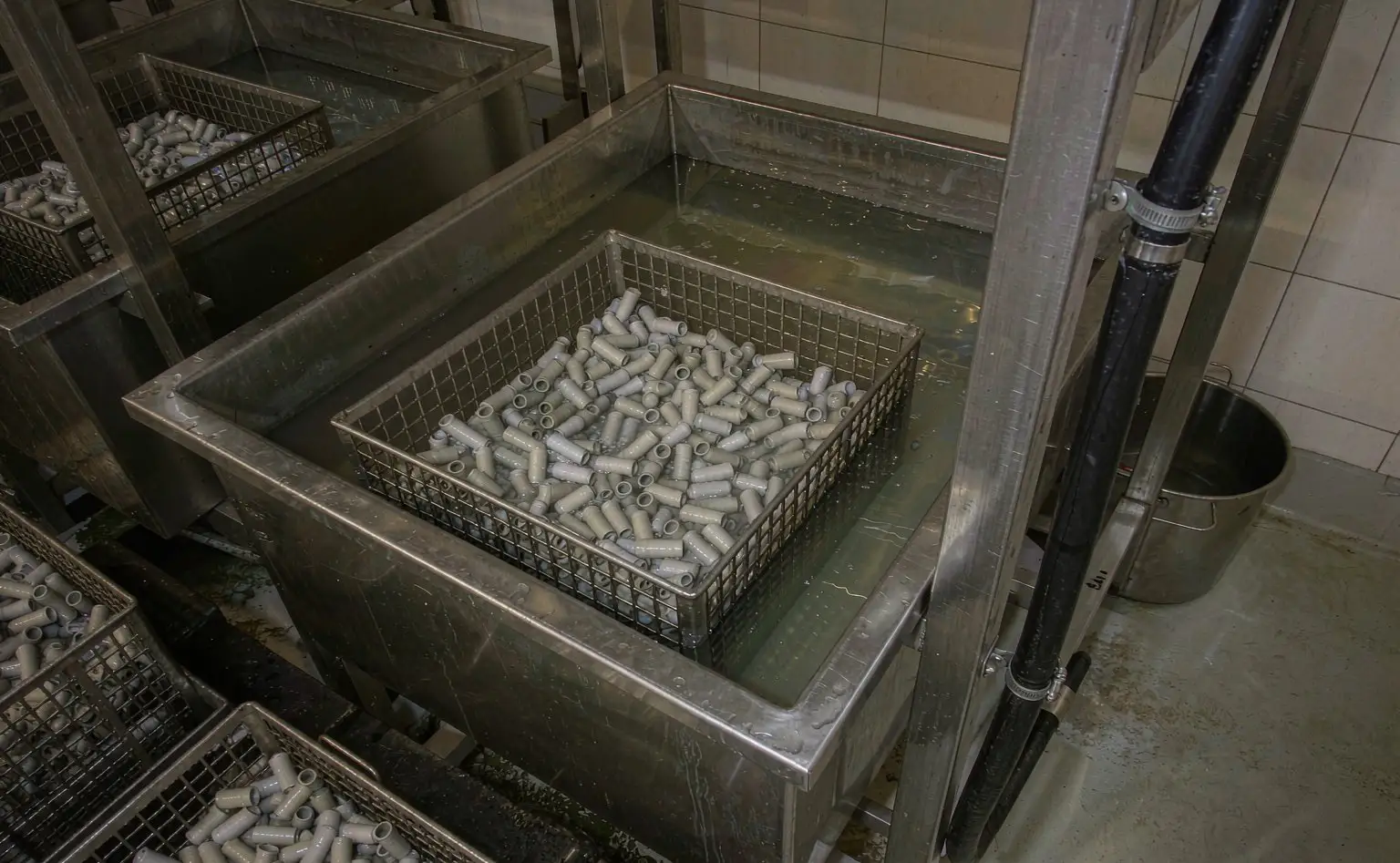 浸渍段:小件装网筐浸入处理槽,槽液没过工件