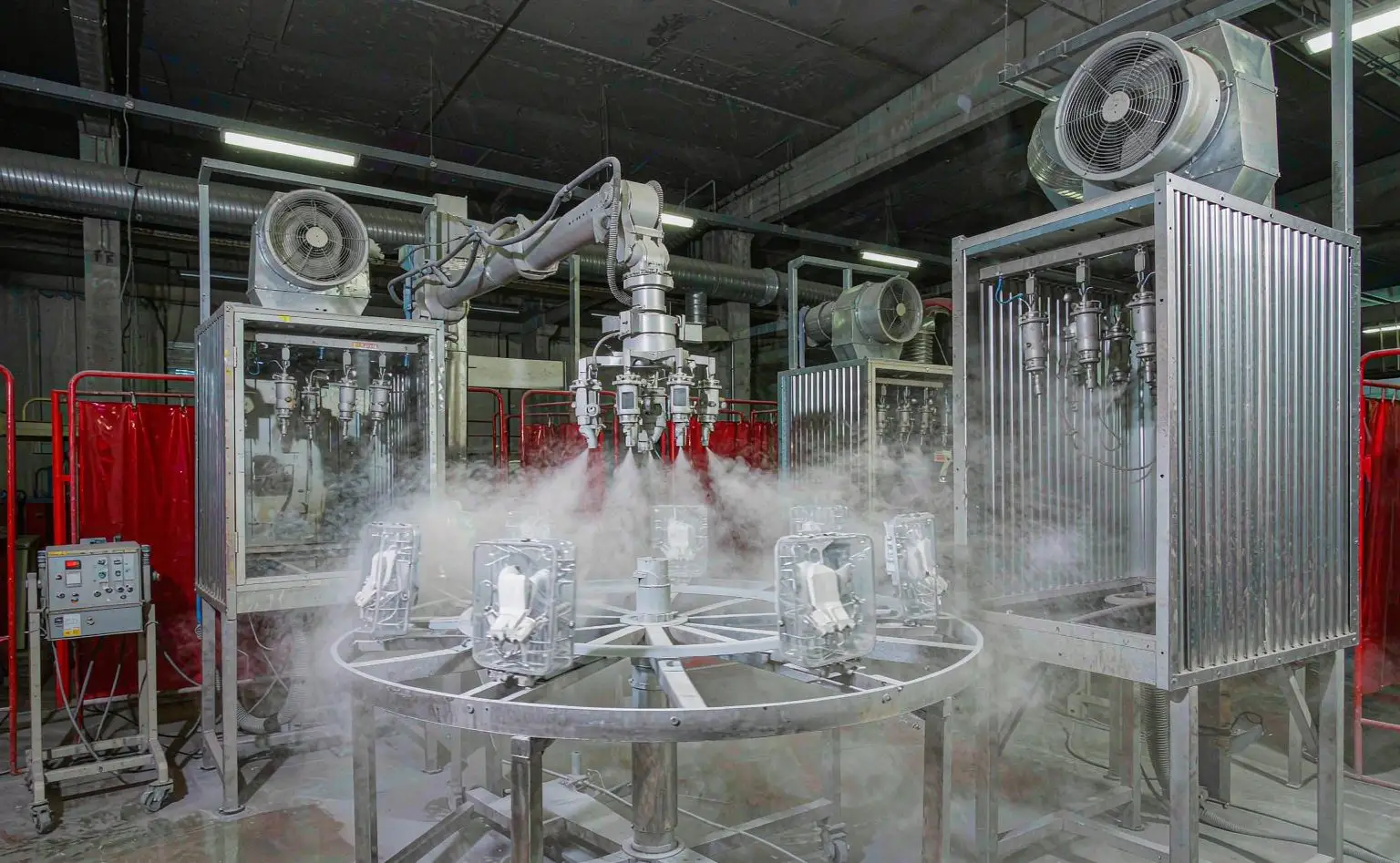 喷涂段:机械臂在喷房中给壳体件表面喷涂处理液