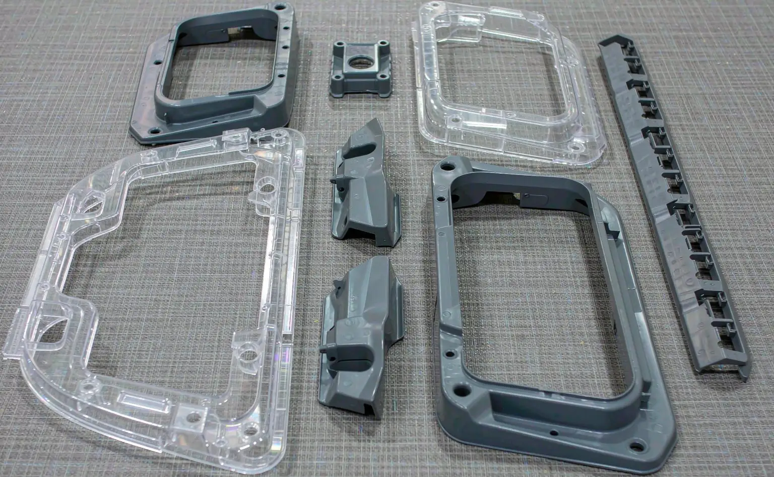 Plastic part inspection table: transparent parts and dark grey parts grouped by colour for appearance and selection checks