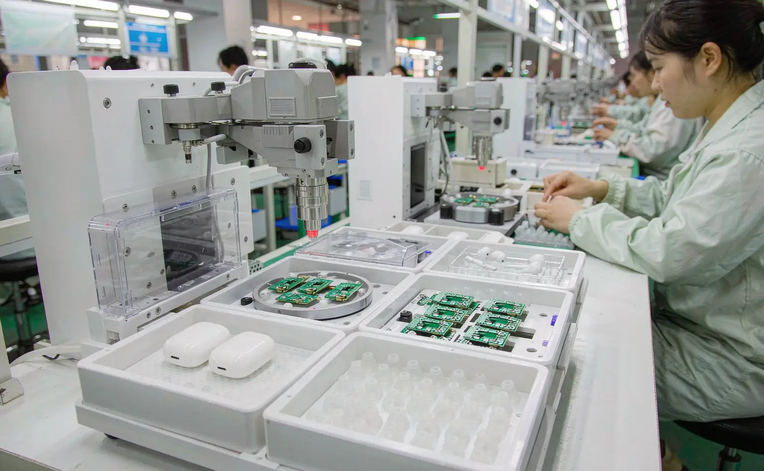 成品耳机装配工位:耳套、仓体与主板在半自动线上装配装盒