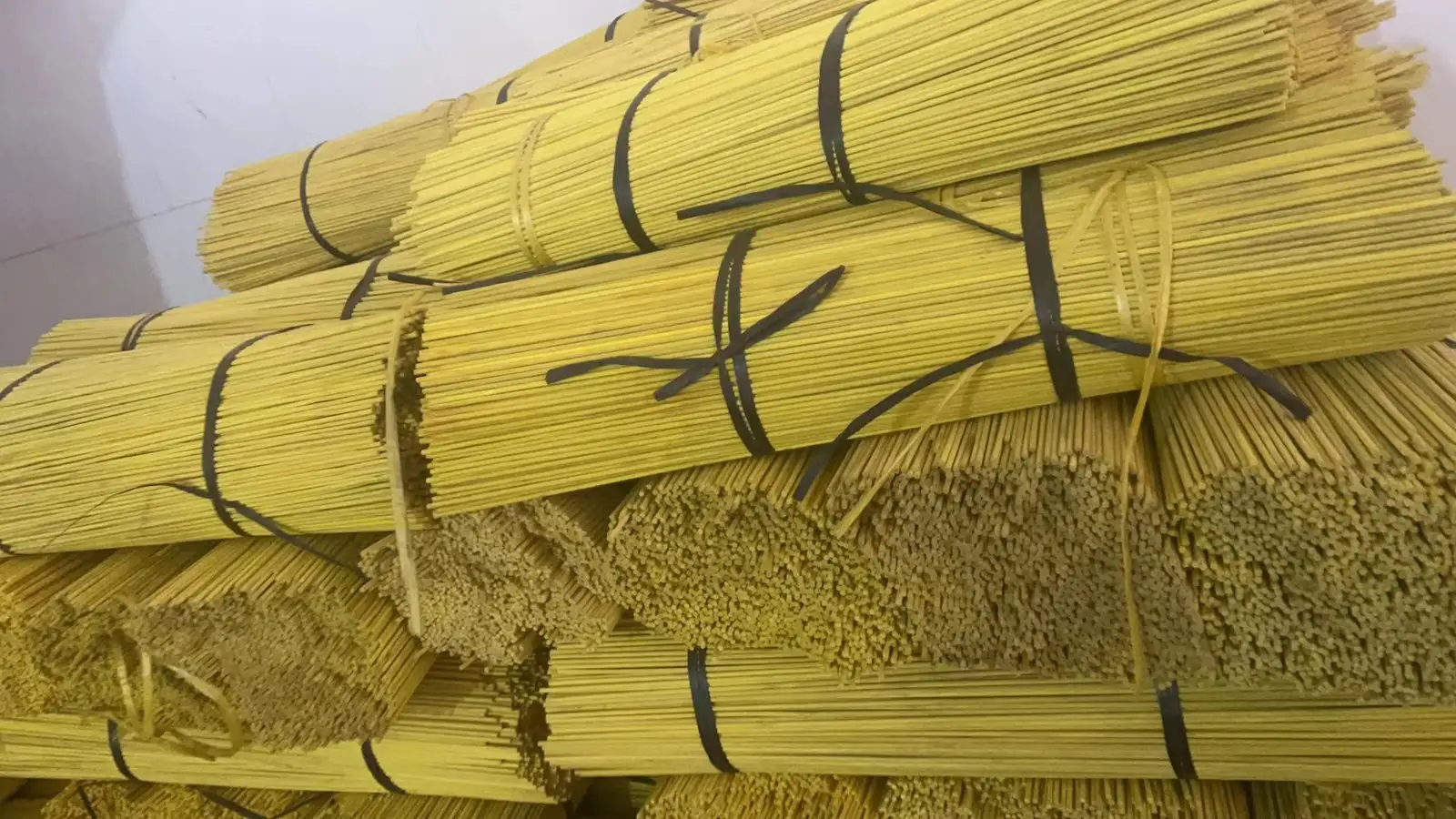 竹签成品:成捆竹签用扎带捆好码放在一起,端面切口整齐,签身呈浅黄色