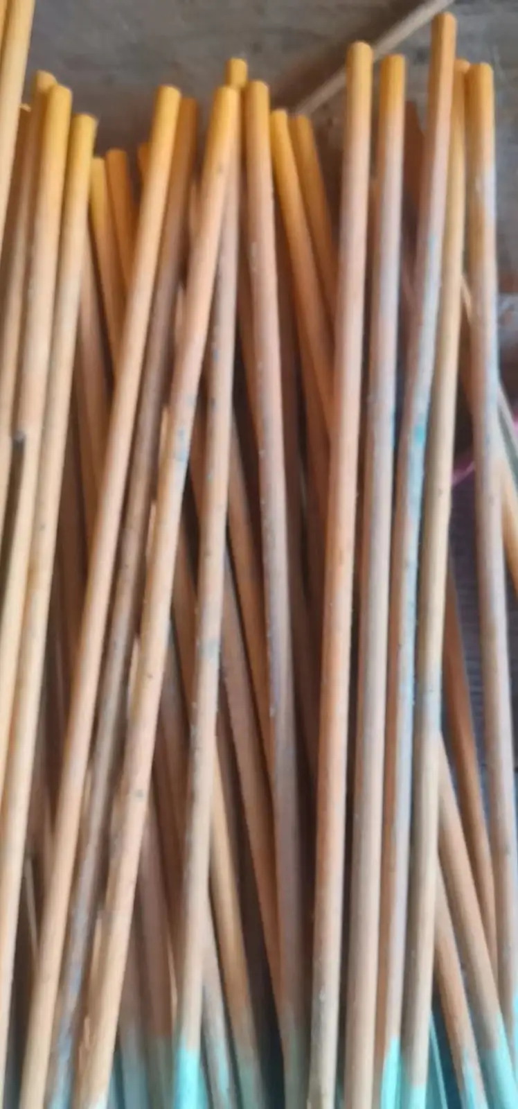 签身近拍:一把竹签竖着聚在一起,签身表面有浅灰蓝色斑纹,底部露出青色切口