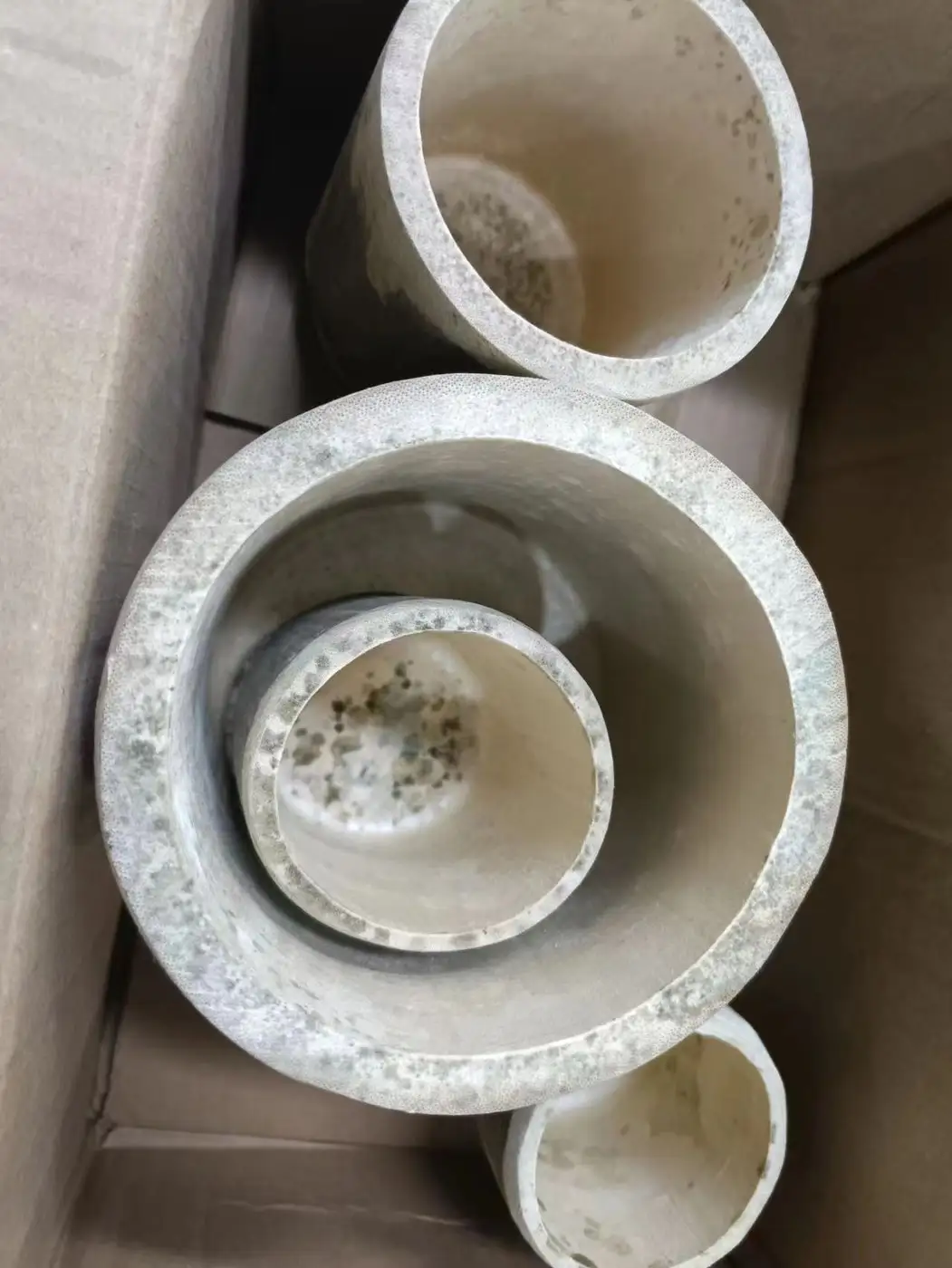 藤编罐盖与罐口近拍:盖面与口沿的缝隙处有霉点,罐体纹理清晰