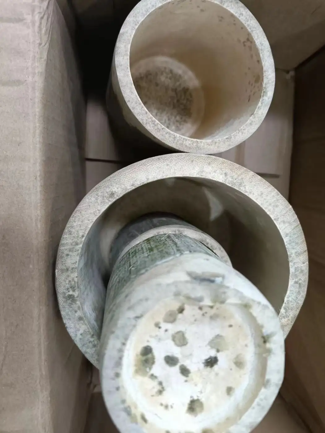 藤编罐内壁近拍:罐内壁与盖面有深浅不一的霉斑,口沿一圈发灰